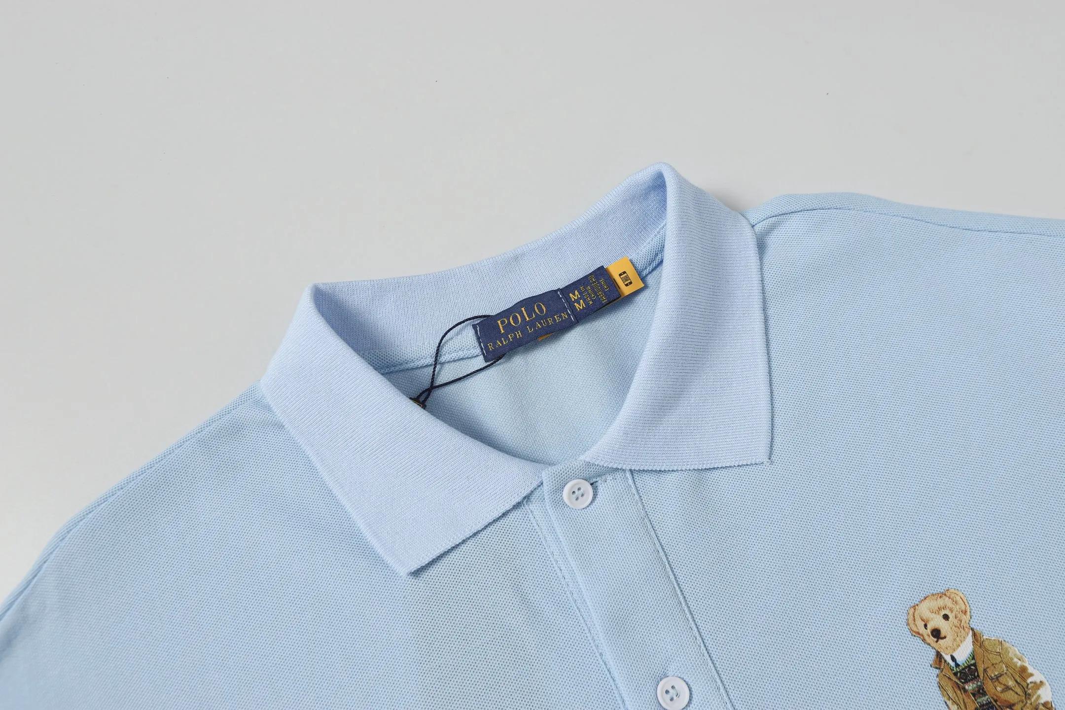 p156 Style No.: A016 [Ralph Lauren Classic Bear Print Polo Shirt] ✅250g fine cotton pique fabric, custom-woven and dyed threads ✅Original stickers Scan the QR code to enter the official website ✅Large version, loose and stylish, can wear up to 210 pounds Color: Black White Navy Blue Sky Blue Dark Gray Floral Gray Size: S-XL